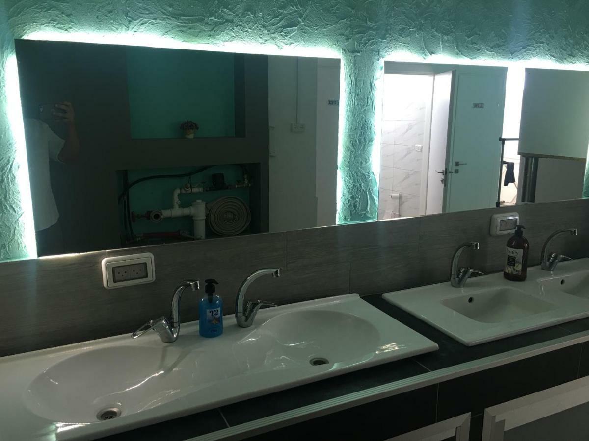 Mevaser - Christian Hostel Rishon LeZion Bagian luar foto